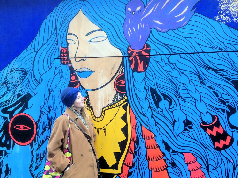 Die Künstlerin vor Patchamma, der zentralen Frau des Kunstwerks.