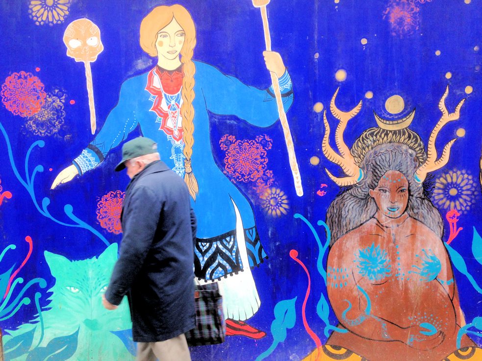 Ein Mann läuft an Vassalisa, einer starken Frau aus russischen Erzählungen, vorbei.