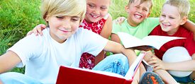 Kinder lesen Bücher