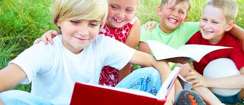 Kinder lesen Bücher