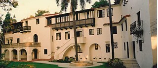 Die Villa Aurora von der Gartenseite.