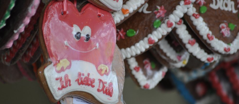 Gingerbread hearts are simply part and parcel of a traditional fair in Germany. | © Jakob Rondthaler und Ute Elena Hamm