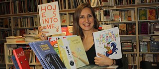 Daniela enthusiastically presents the colourful palette of Portuguese picture books