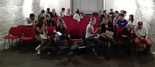 Un groupe des personnes dans une salle en train de parler