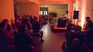 Im Saal hörten die Zuschauer bei der Eröffnung gebannt der Klangkollage zu