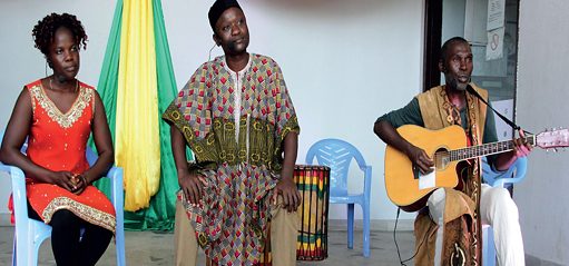 Auf der Suche nach neuen künstlerischen Ausdrucksformen wurde die Veranstaltung "A Corps et à Cris" vom Reichtum des immateriellen Erbes des Landes beeinflusst, das zu seinem Hauptgegenstand wurde.