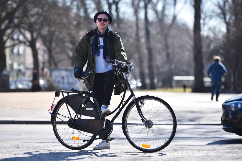 “Me gusta andar en bicicleta y lo hago todo el año. Algo atípico para un berlinés: no tengo nada contra los automovilistas y por lo demás soy de carácter sereno.” Paul W.