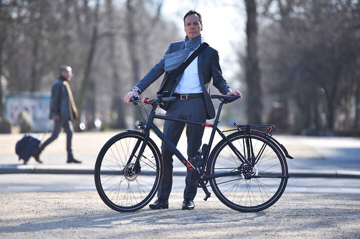 "Ich bin mit dem Fahrrad eigentlich immer schneller als mit dem Auto oder der Bahn. Das Einzige, was auch als Radfahrer am Stau nervt: die Abgase, die einen einnebeln." Michael S.