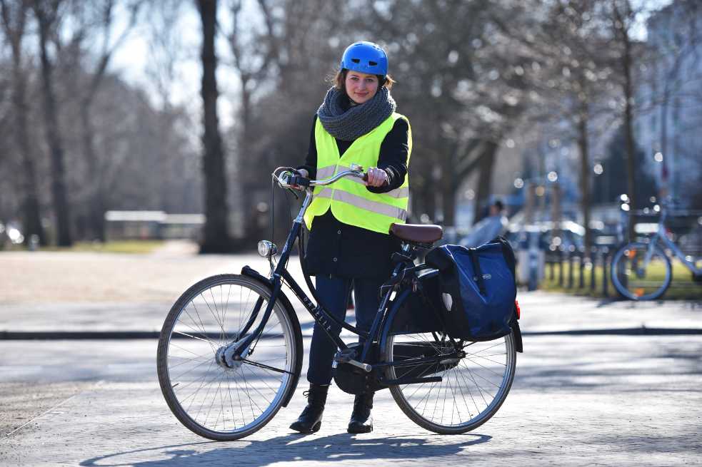 "Volle U-Bahnen sind nichts für mich - da fahre ich lieber mit dem Fahrrad zur Arbeit. Der Stadtverkehr ist zwar manchmal etwas stressig, dafür machen die frische Luft und Bewegung am Morgen richtig wach." Johanna D.