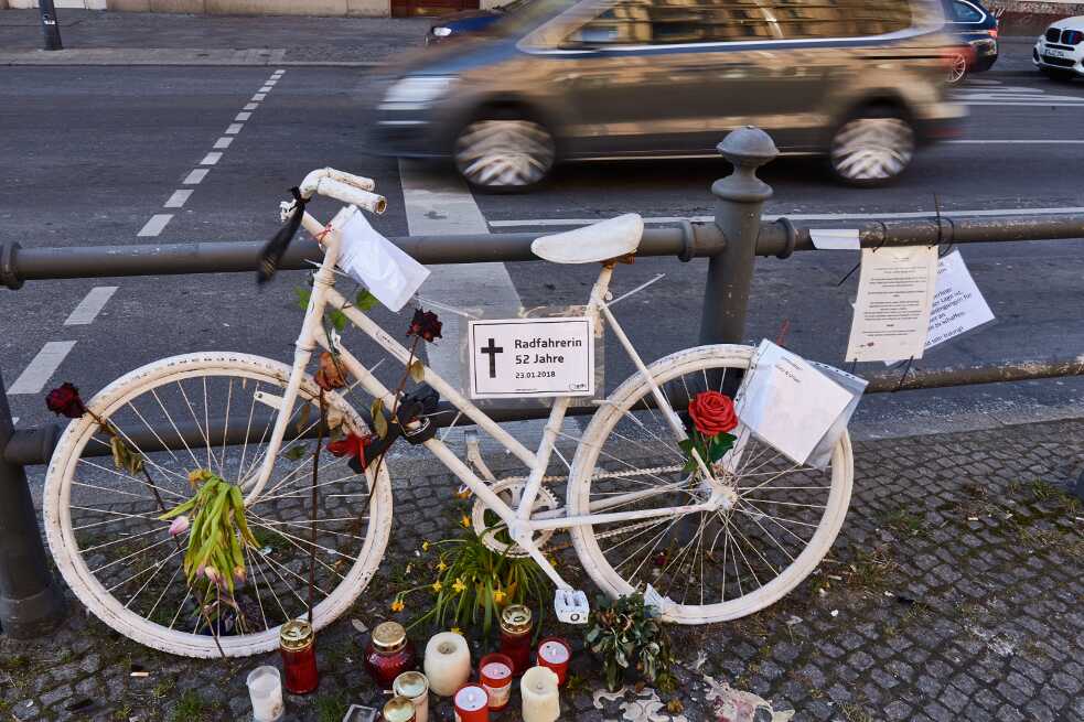 Ein weiß gestrichenes Fahrrad erinnert als "Geisterrad" an Radfahrer, die im Straßenverkehr verunglückt sind.