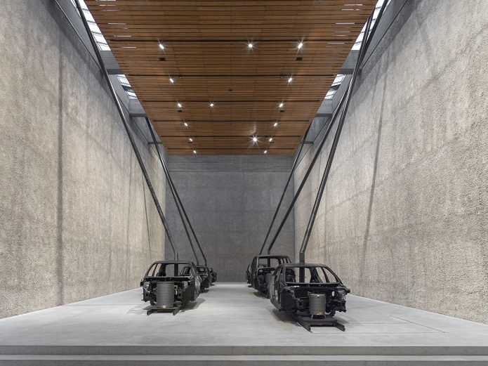 Michael Sailstorfer, installation image ‚Hitzefrei‘, König Galerie, 2017