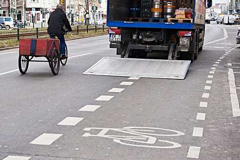 Nákladní auto stojí na cyklostezce.