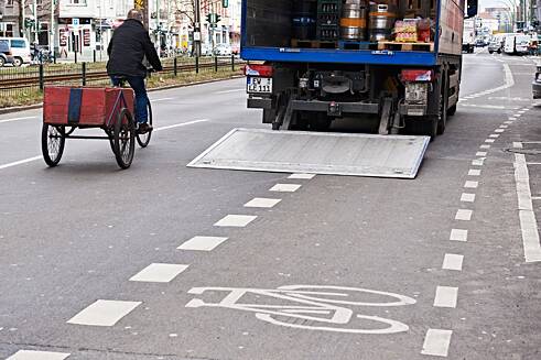 Ein Lastwagen steht auf dem Radweg.