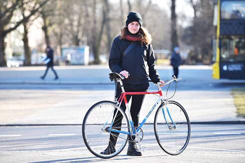 "Ich werde häufig gefragt, ob das nicht total unpraktisch ist mit den dünnen Rennrad-Reifen auf Berlins Straßen, die ja häufig mit Glasscherben gepflastert sind. Unpraktisch schon, aber auch unvergleichlich gut - dafür nehme ich auch ein paar platte Reifen mehr in Kauf." Nina P.