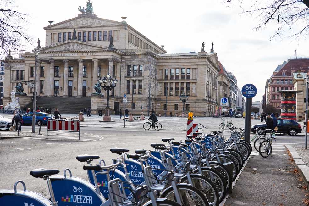 Sdílená kola před koncertní síní Konzerthaus v Berlíně