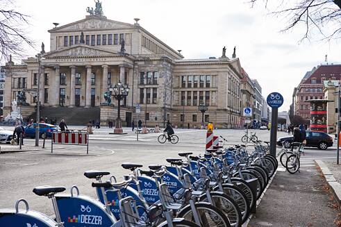 Leihräder stehen vor dem Konzerthaus in Berlin