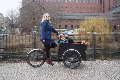 „Ein Lastenfahrrad ist in einer flachen Stadt wie Berlin optimal. Neben meinen Kindern kann ich auch noch die Einkäufe transportieren, ohne dass wir in Platznot geraten. Das Lastenrad ersetzt dadurch ein Auto.“ Christina E.