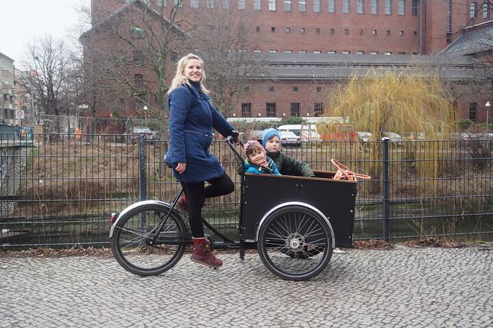 „Ein Lastenfahrrad ist in einer flachen Stadt wie Berlin optimal. Neben meinen Kindern kann ich auch noch die Einkäufe transportieren, ohne dass wir in Platznot geraten. Das Lastenrad ersetzt dadurch ein Auto.“ Christina E.
