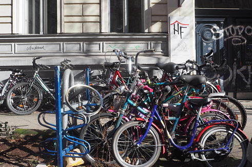 Viele verschiedene Fahrräder stehen dicht gedrängt an einem Fahrradparkplatz