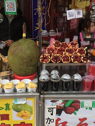 Exotische Früchte und frisch gepresster Saft am Straßenrand 
