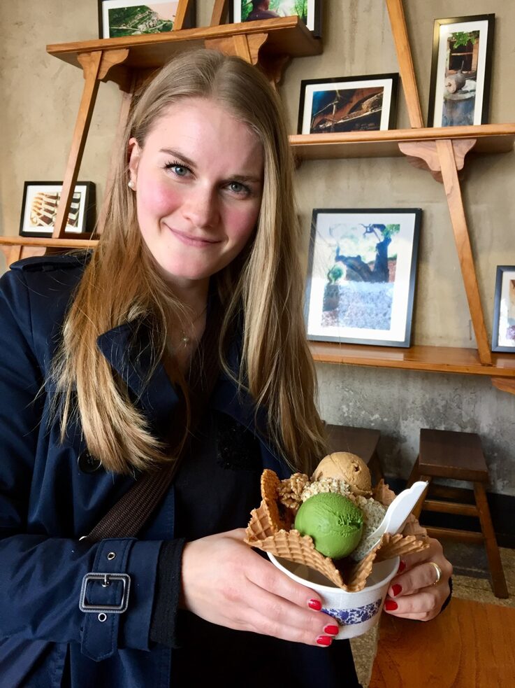 Theresa isst Eis im Shaanxi Thirteen 