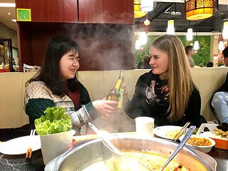 Theresa mit Begleitung im Restaurant