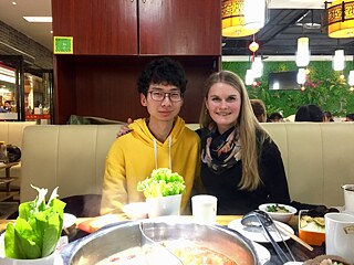 Theresa mit Begleitung im Restaurant