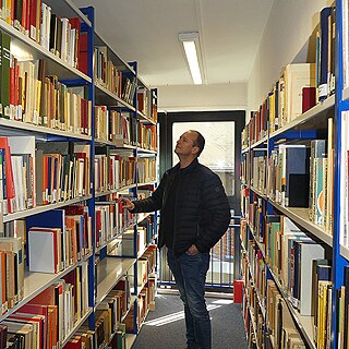 Im Freihandbereich finden sich vor allem wissenschaftliche Bücher und Zeitschriften der vergangenen 30 Jahre.