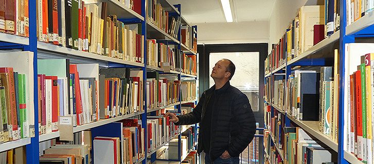 Der Freihandbereich mit wissenschaftlichen Büchern und Zeitschriften der vergangenen 30 Jahre