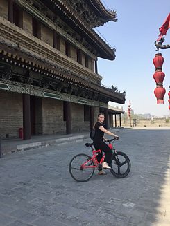 Theresa fährt Fahrrad auf der Stadtmauer von Xi’an
