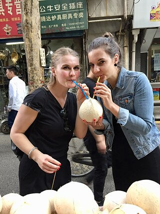 Theresa trinkt eine Kokosnuss