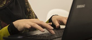 Eine Frau arbeitet am Computer