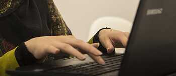 Eine Frau arbeitet am Computer