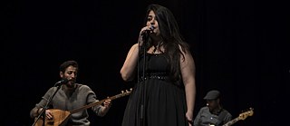 Sängerin und zwei Bandmitglieder