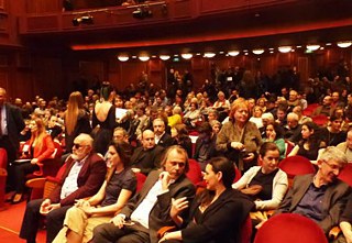 Μετά τις προβολές ακολουθούν ερωτήσεις του κοινού και σχολιασμοί.