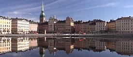 Gebäude Stockholms spiegeln sich im Wasser