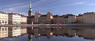 Gebäude Stockholms spiegeln sich im Wasser