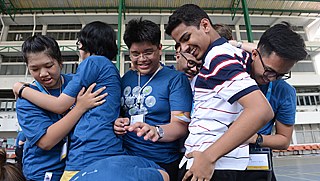 The students get to know each other in different games.