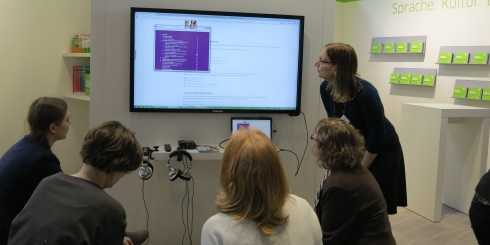 At the stand, topics such as further education programmes for lateral entrants or intercultural further education courses are discussed in a variety of formats.