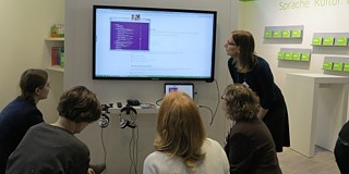 At the stand, topics such as further education programmes for lateral entrants or intercultural further education courses are discussed in a variety of formats.