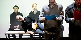 Der Bus kommt nicht: Drei Personen und eine Puppe kämpfen an einer Haltestelle mit Verständigungsproblemen. Die Schauspieler von links nach rechts: Norman Hacker, Paul Wolff-Plotegg, Christian Erdt.