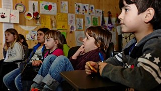 Gespannt folgen die Kinder den CINEMANYA-Kurzfilmen