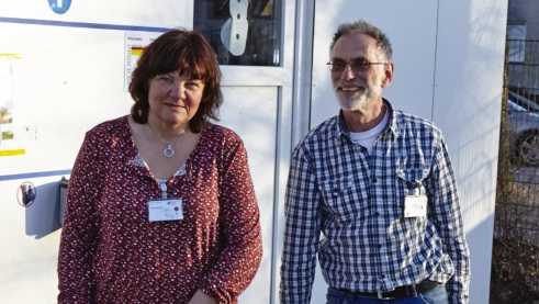 Reiner Jodorf und Iris Alimci mit Filmkoffer und Vorführtechnik im Einsatz