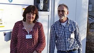 Reiner Jodorf und Iris Alimci mit Filmkoffer und Vorführtechnik im Einsatz