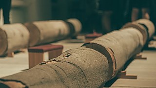 “A closed book”: Texts about books, illustrated by pieces of beech trunks, can be heard over loudspeakers.