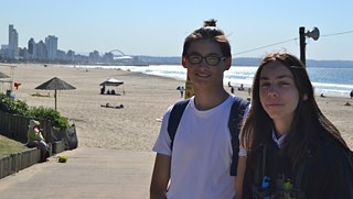 Anand Batbileg und Tristan Göbel am Strand