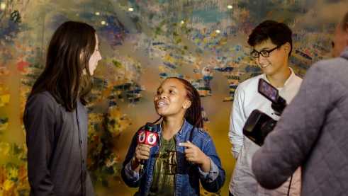 Bonnie Bopela von der südafrikanischen Jugendsendung YoTV interviewt die Hauptdarsteller. 