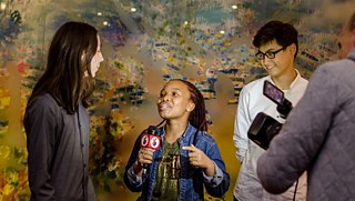 Bonnie Bopela von der südafrikanischen Jugendsendung YoTV interviewt die Hauptdarsteller. 