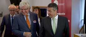 Oliver Scheytt, president of the Kulturpolitischen Gesellschaft, and Federal Minister for Foreign Affairs Sigmar Gabriel