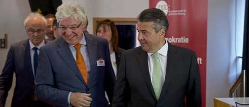 Oliver Scheytt, president of the Kulturpolitischen Gesellschaft, and Federal Minister for Foreign Affairs Sigmar Gabriel